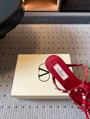 VALENTINO 26S ROCKSTUD HIGH HEELS 40 MM IN DARK RED SUEDE