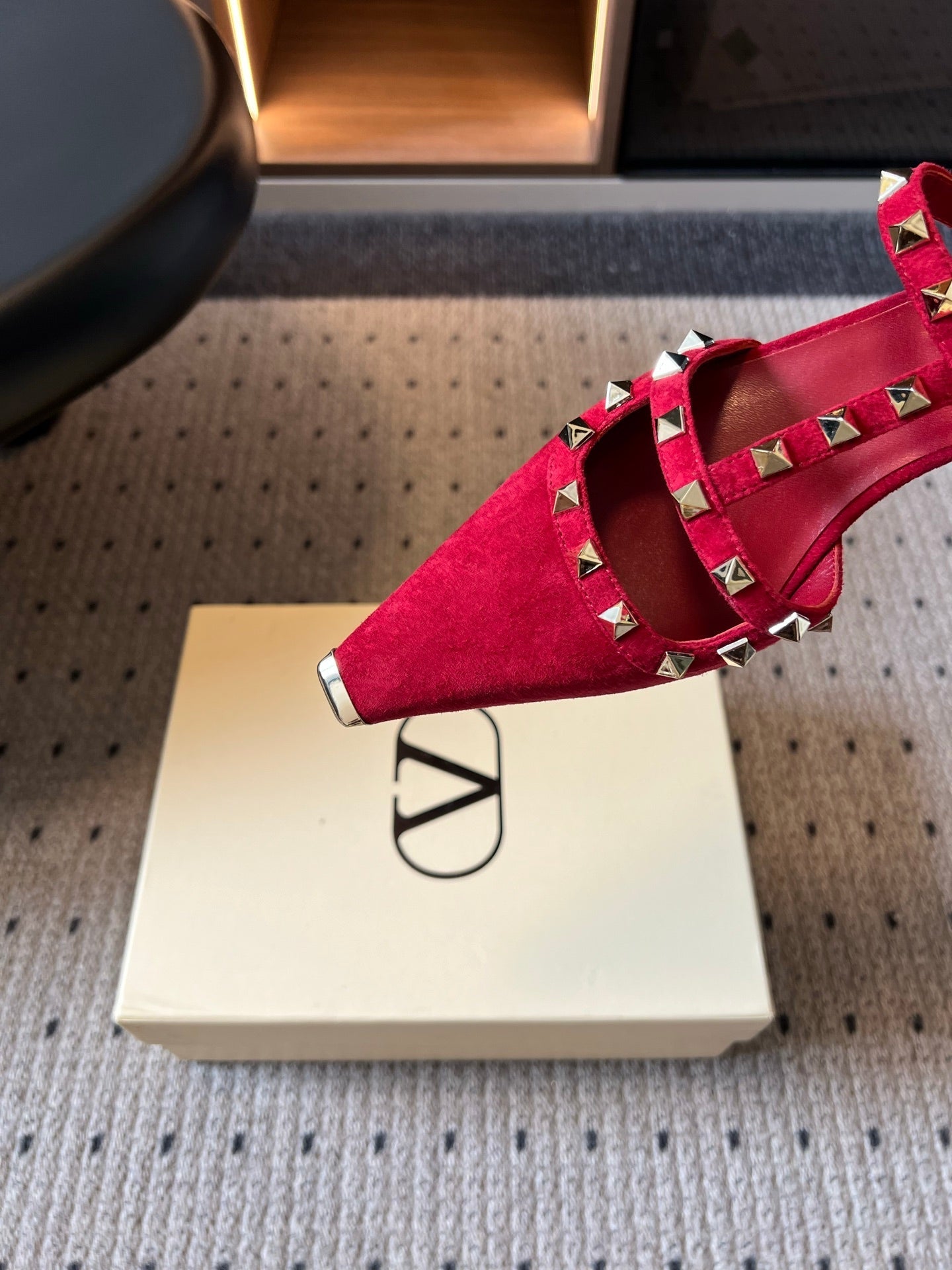 VALENTINO 26S ROCKSTUD HIGH HEELS 40 MM IN DARK RED SUEDE