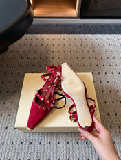 VALENTINO 26S ROCKSTUD HIGH HEELS 40 MM IN DARK RED SUEDE