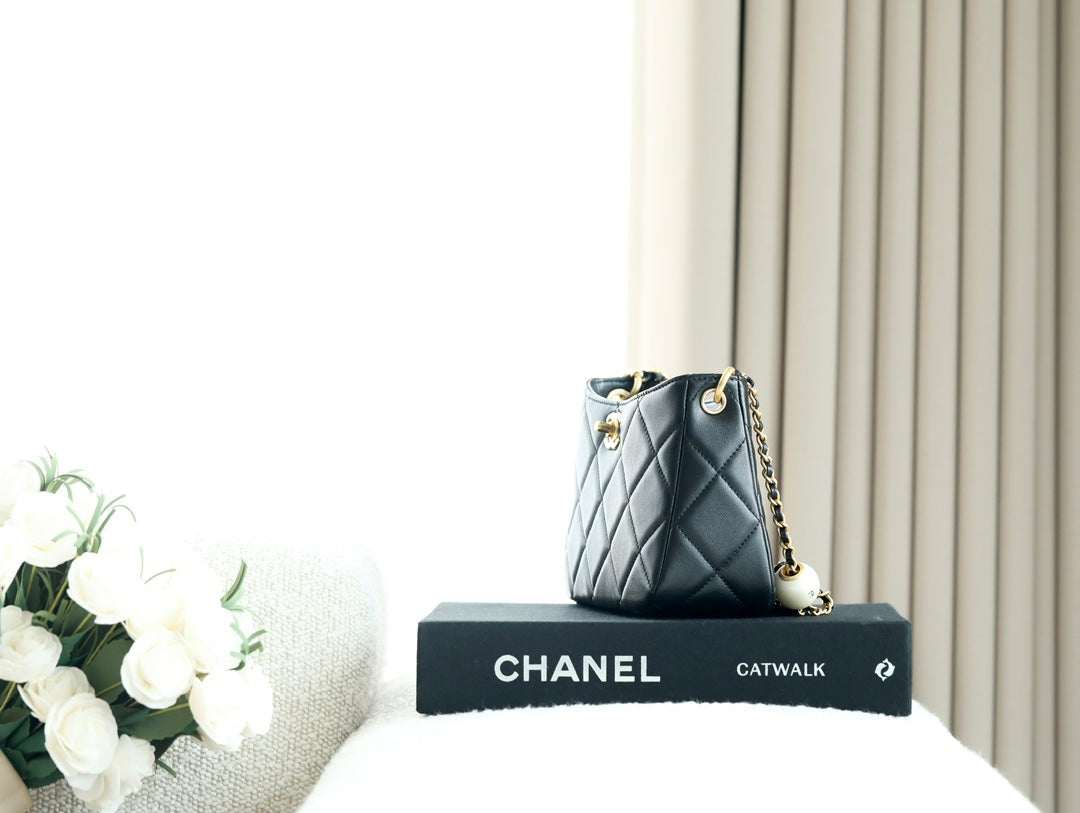 CHANEL 25S HOBO BAG 19.5 CM IN BLACK CALFSKIN WITH GOLD HARDWARE
