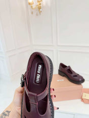 MIUMIU 26S SANDAL 35MM IN DARK RED BROWN CALFSKIN WITH STYLIZED T-STRING