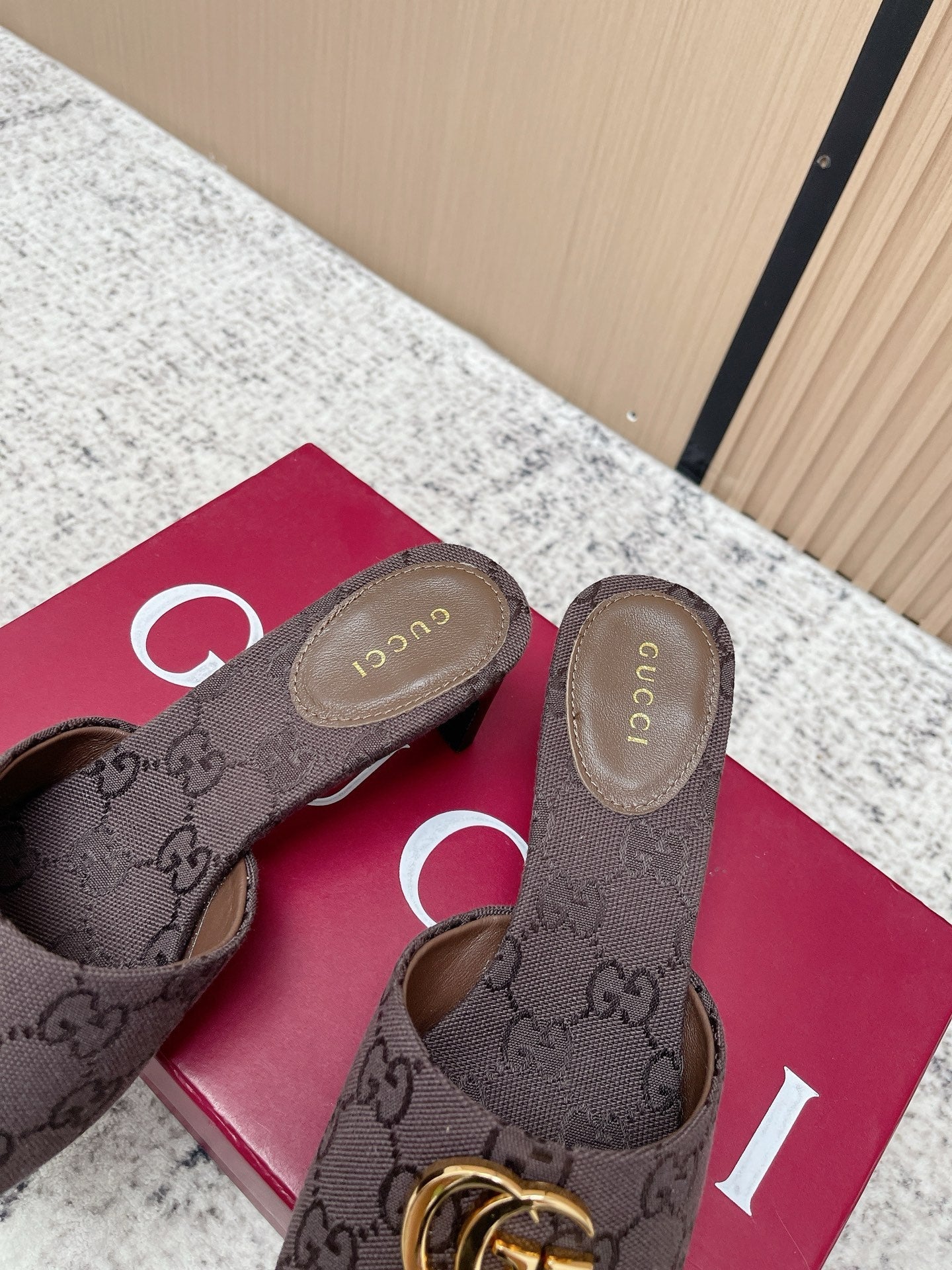 GUCCI 26S HIGH HEELS IN DARK BROWN CANVAS WITH GOLD HARDWARE