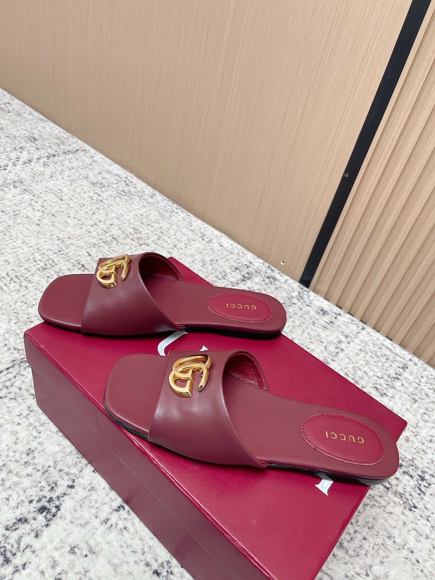 GUCCI 26S SLIDE SANDAL IN DARK RED CALFSKIN WITH GOLD HARDWARE