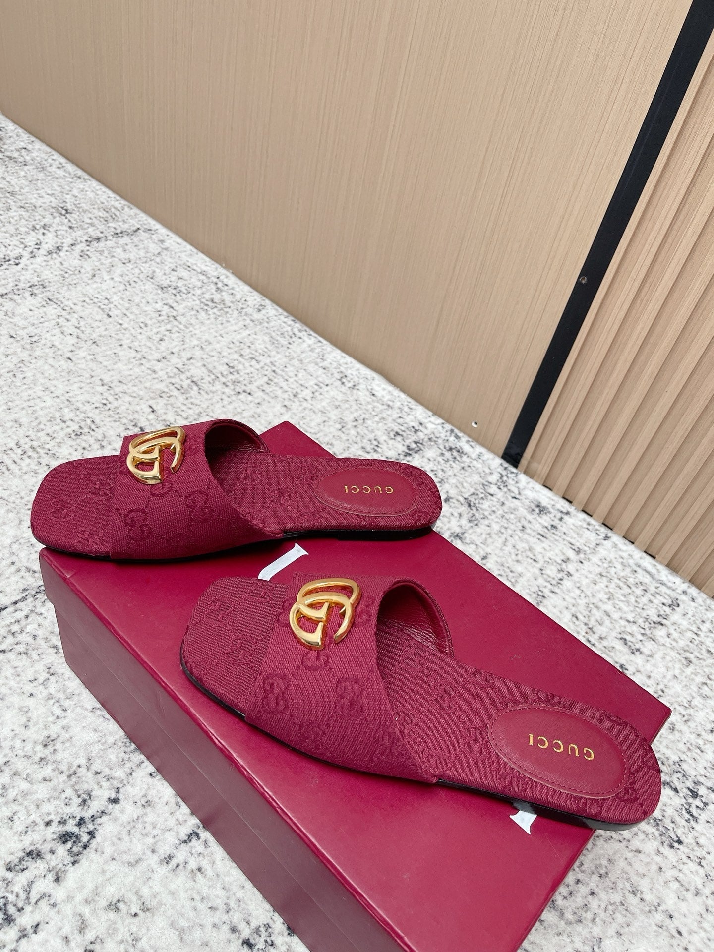 GUCCI 26S SLIDE SANDAL IN DARK RED CANVAS