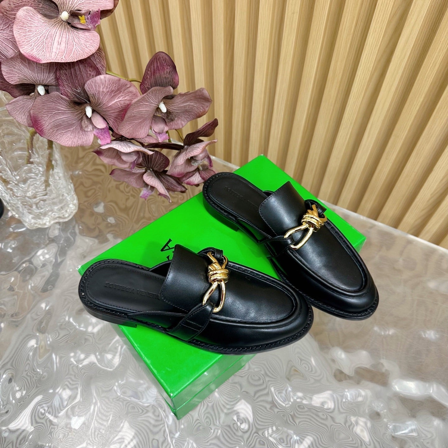OPEN-BACK LOAFER REALISED IN BLACK SOFT CALFSKIN WITH SIGNATURE METALLIC KNOT DETAIL