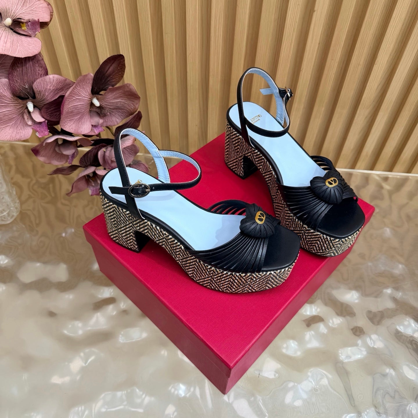 VALENTINO 26S PLATFORM SANDALS 90 MM IN BLACK CALFSKIN BEIGE WOVEN FABRIC