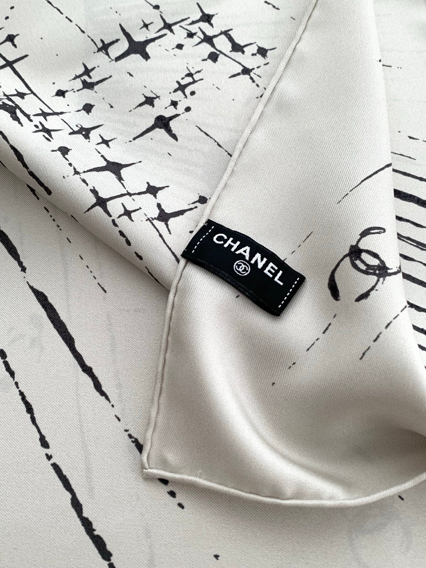 CHANEL 26S SCARF 90 IN SILK 311795