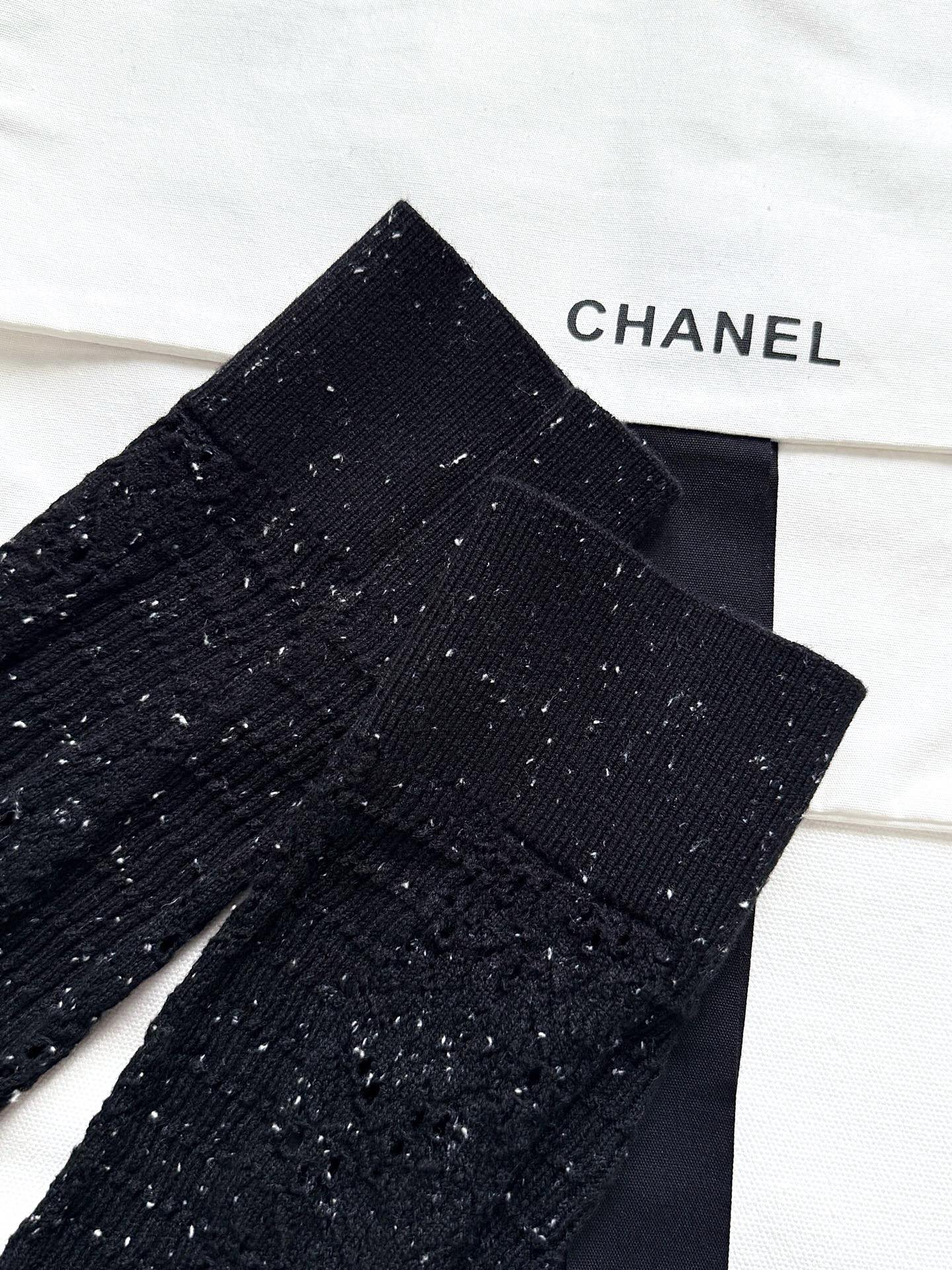CHANEL SWEATER STYLE 82