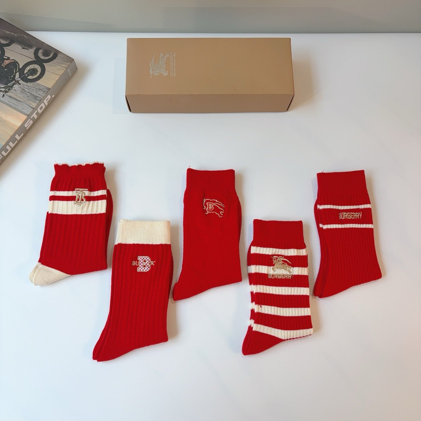 BURBERRY 26S CREW SOCKS 154399 (1 BOX)