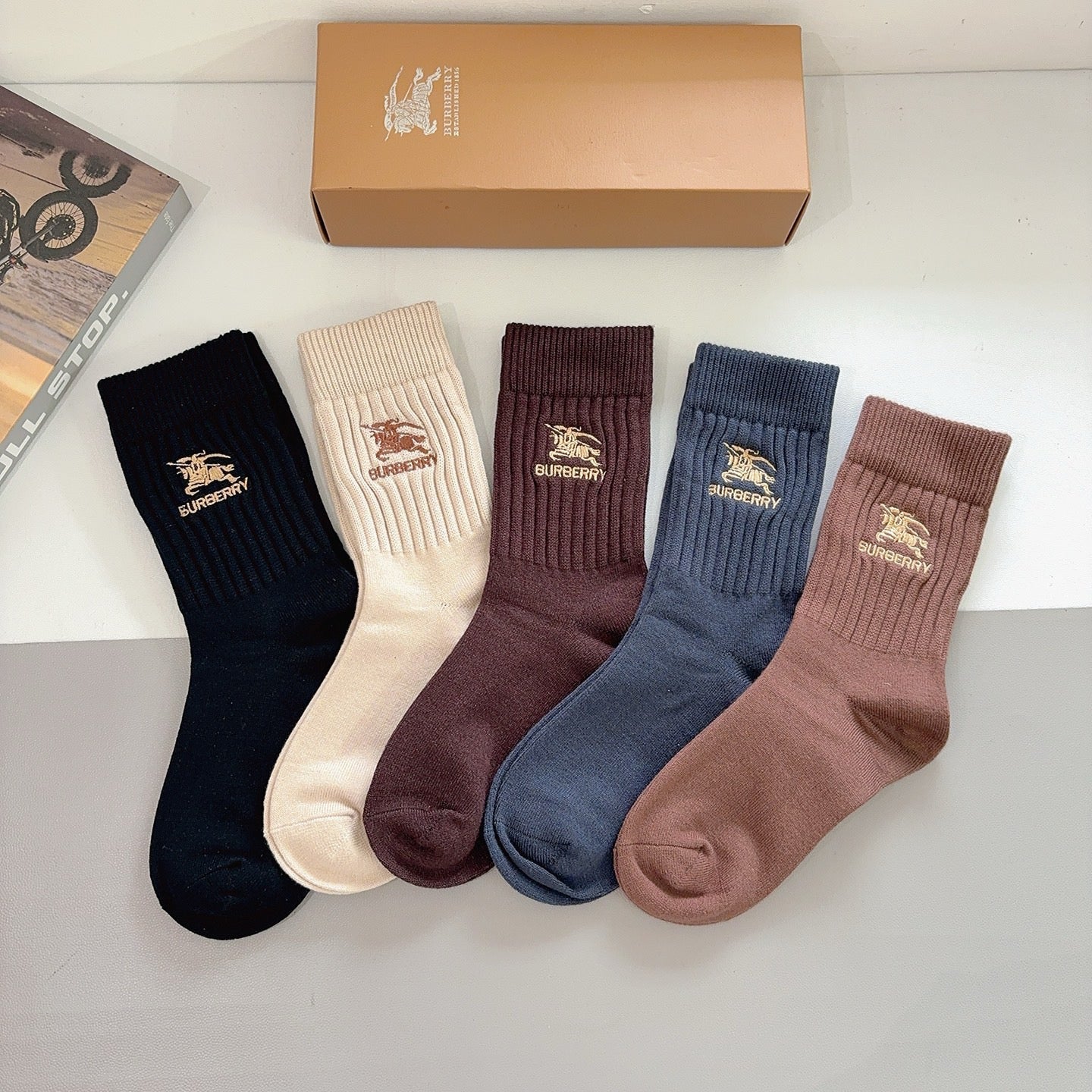 BURBERRY 26S CREW SOCKS 413872 (1 BOX)