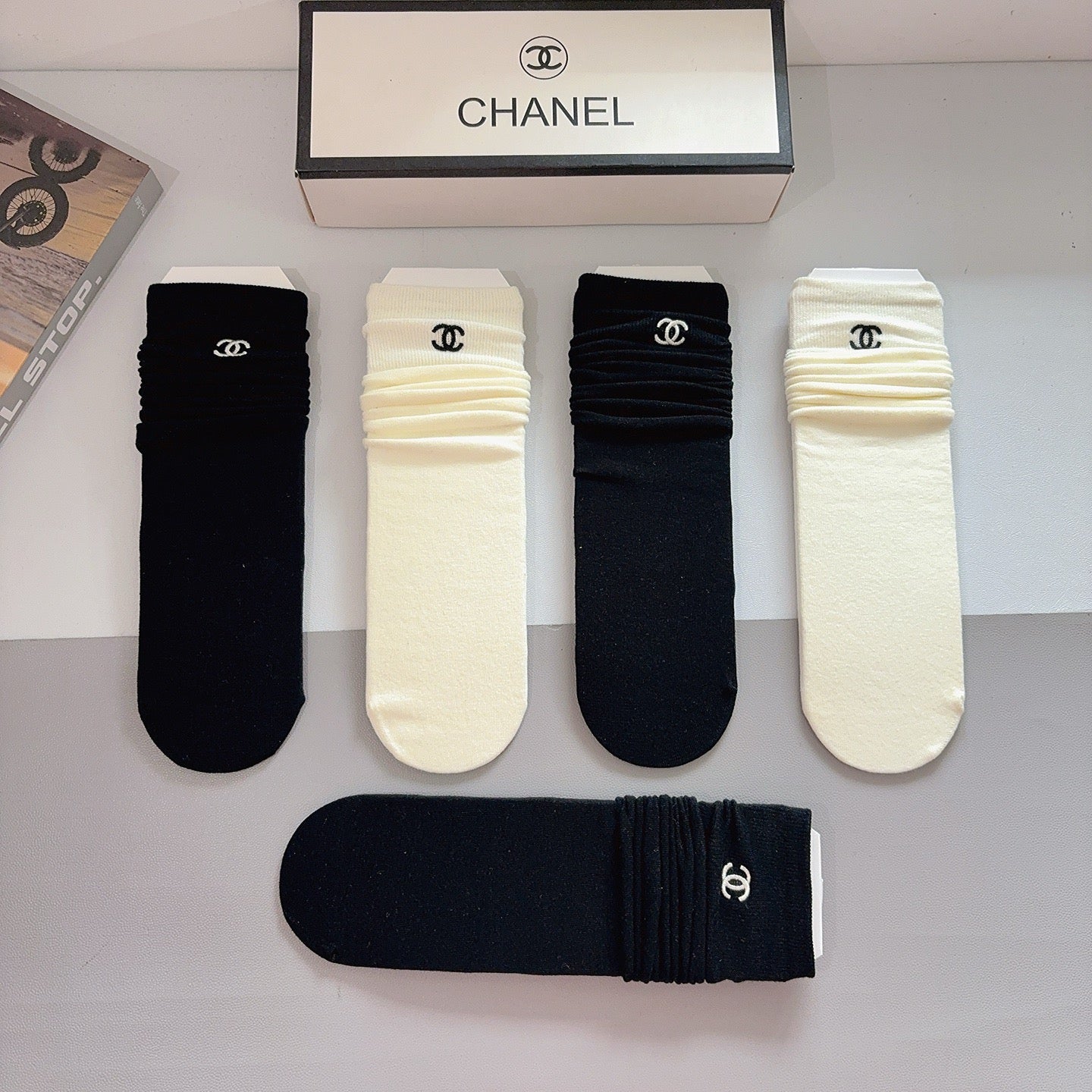 CHANEL 26S CREW SOCKS 400413 (1 BOX)