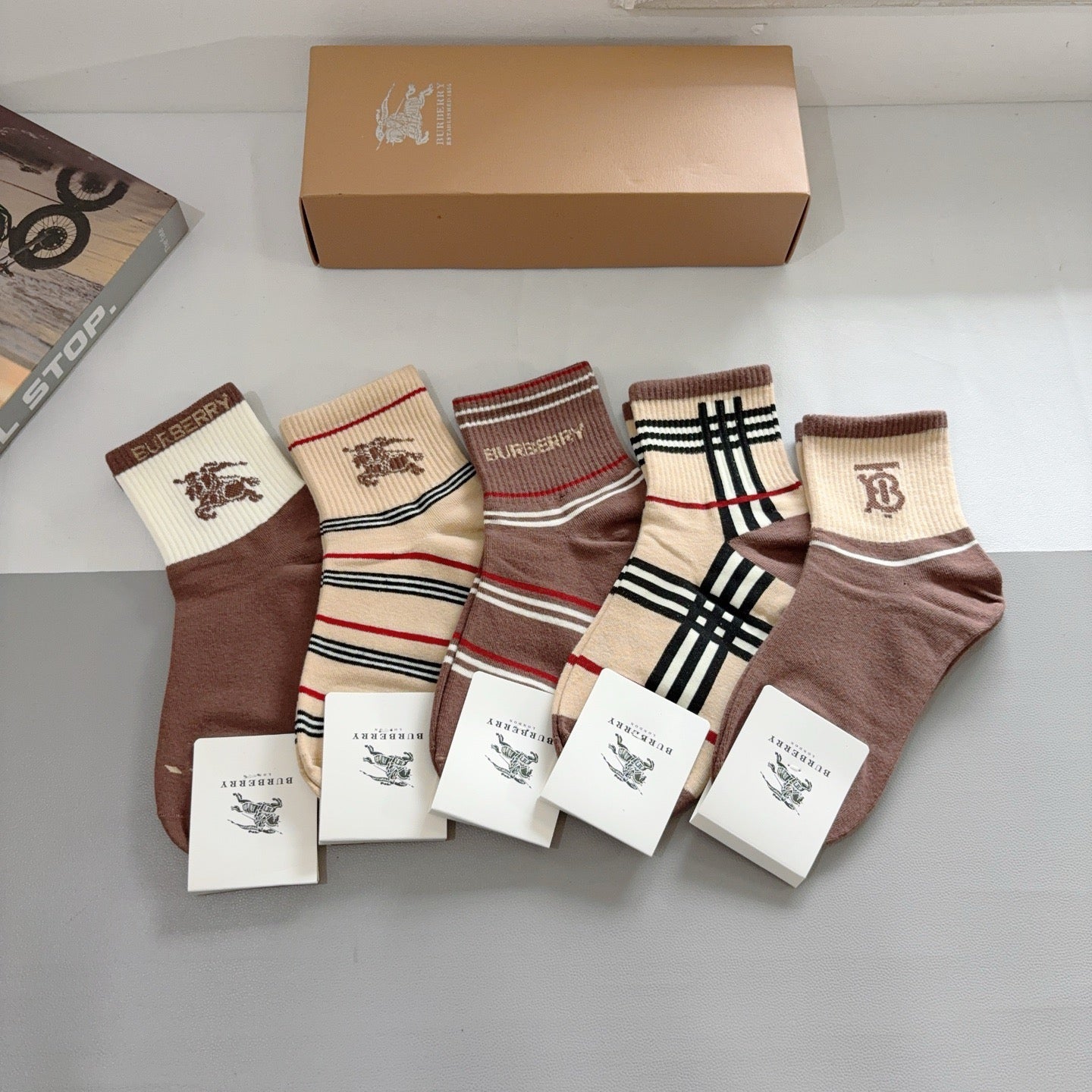 BURBERRY 26S ANKLE SOCKS 299355 (1 BOX)