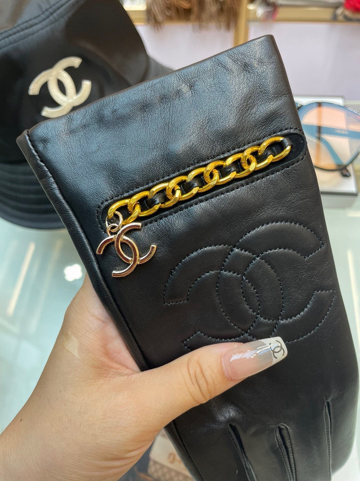 GLOVES IN BLACK LAMBSKIN GOLD HARDWARE 463837