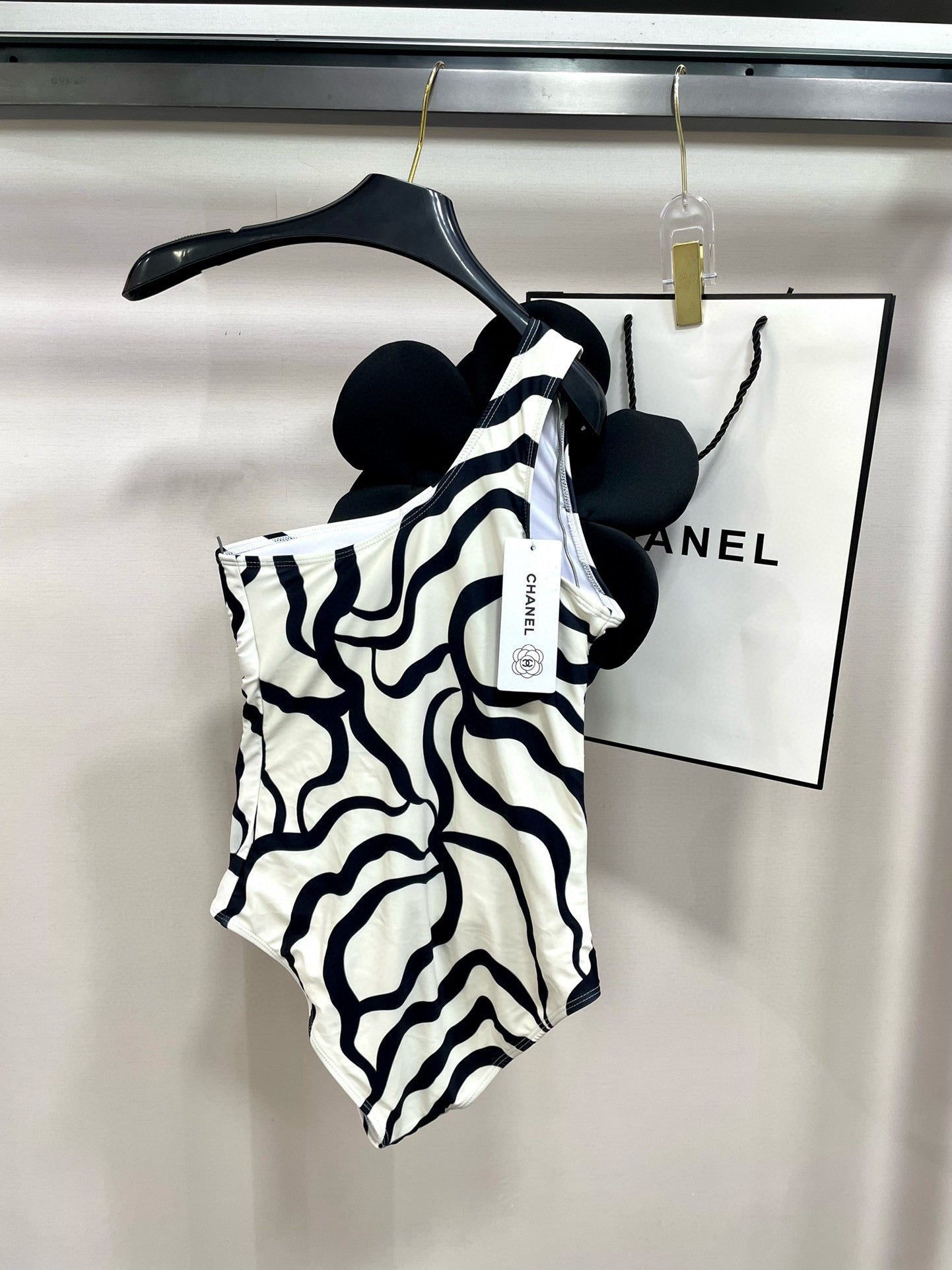 ONE-PIECE SWIMSUIT WITH FLORAL PATTERN IN BLACK AND WHITE 627827