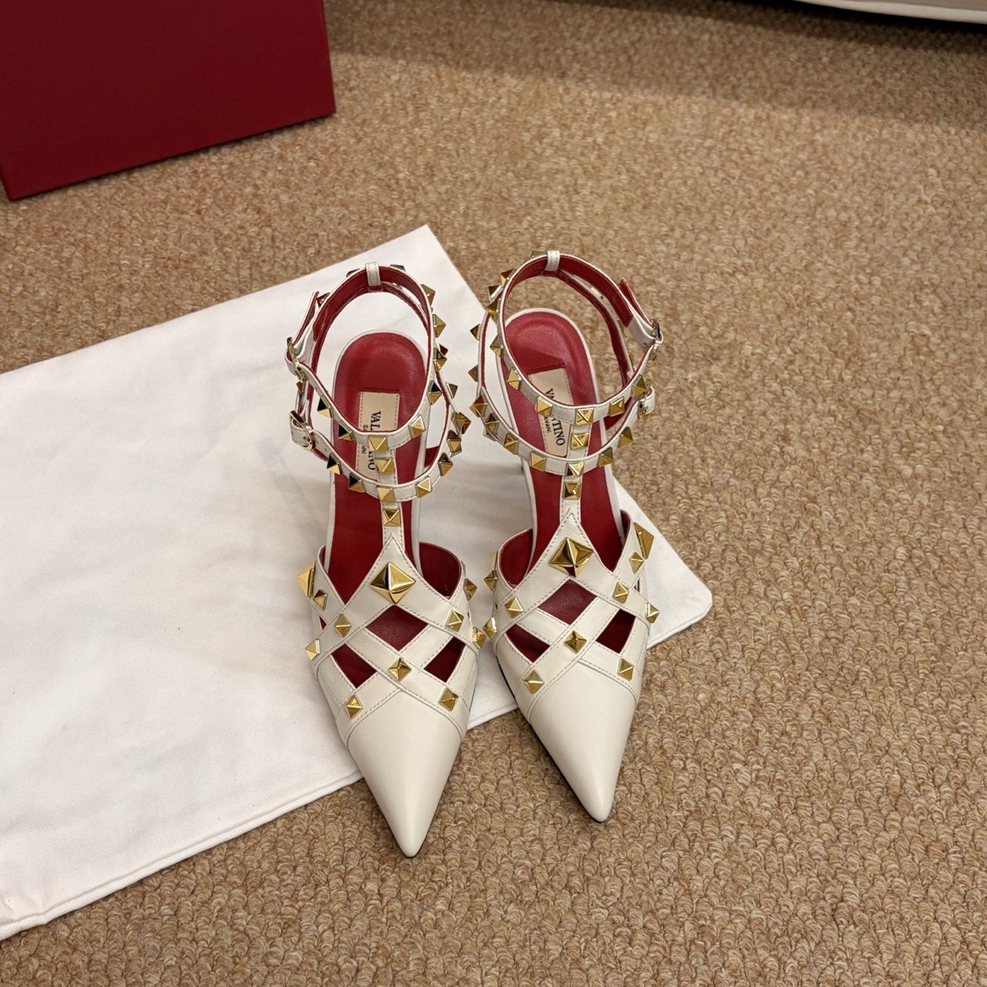 VALENTINO 26S OCKSTUD HEELS IN OFF-WHITE CALFSKIN