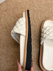 CHANEL 26S SLIDE SANDALS IN WHITE QUILTED CALFSKIN WITH LOGO PLAQUE