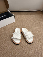 CHANEL 26S SLIDE SANDALS IN WHITE QUILTED CALFSKIN WITH LOGO PLAQUE