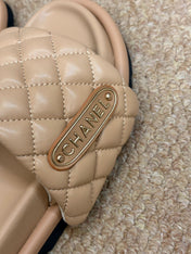 CHANEL 26S SLIDE SANDALS IN BEIGE QUILTED CALFSKIN WITH LOGO PLAQUE