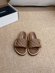 CHANEL 26S SLIDE SANDALS IN BROWN QUILTED CALFSKIN WITH LOGO PLAQUE