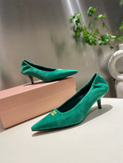 POINTED-TOE MID HEEL PUMPS IN GREEN SUEDE