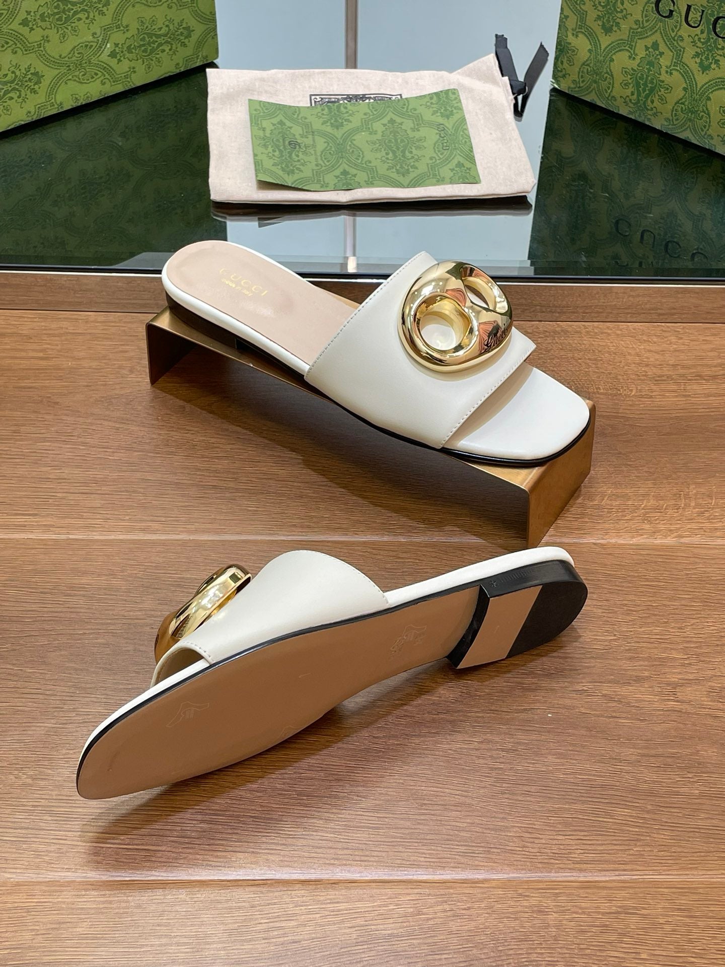 FLAT MULE IN WHITE CALFSKIN WITH GOLD HARDWARE