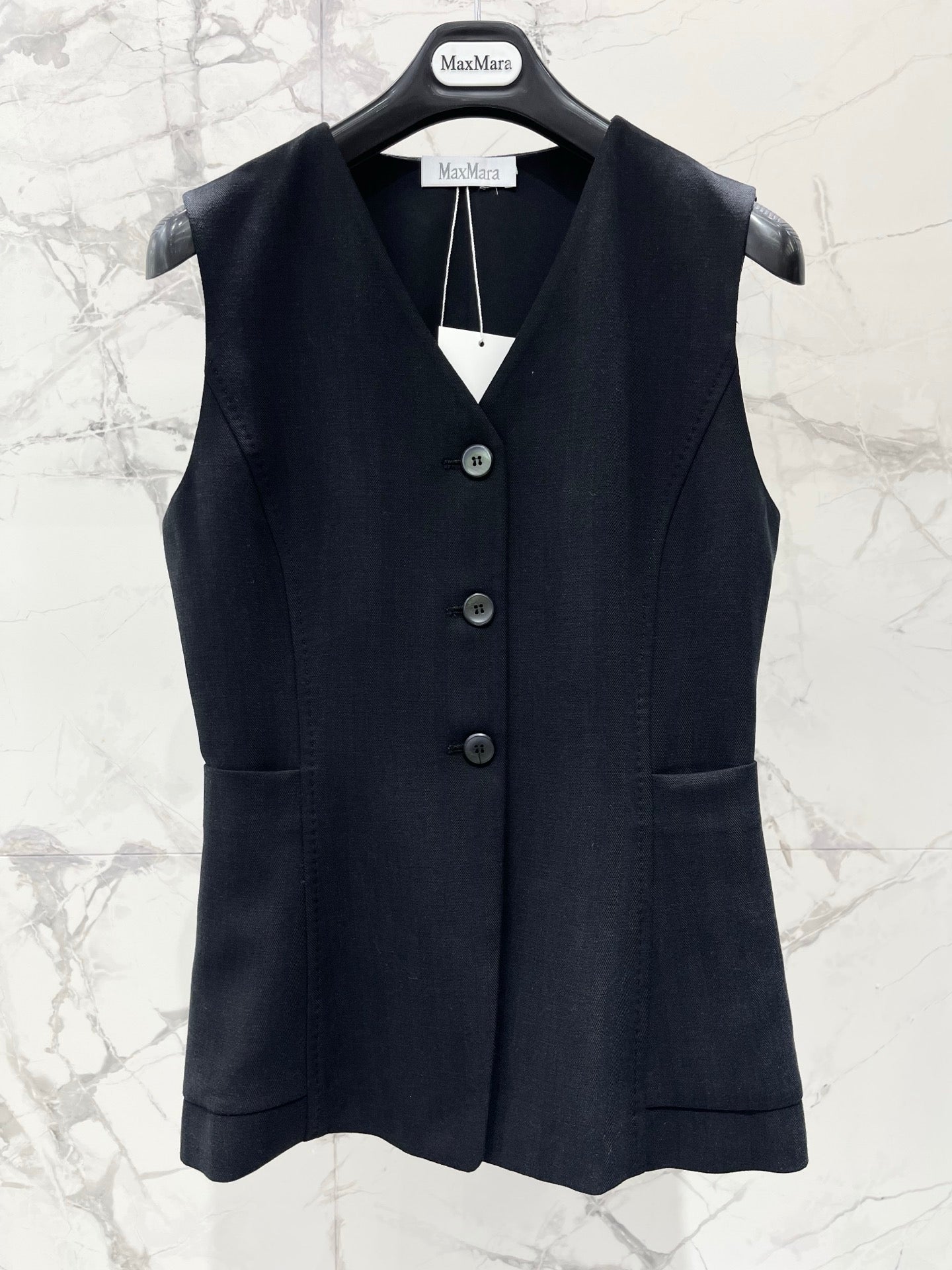 MAXMARA 26S SLEEVELESS V-NECK VEST 253