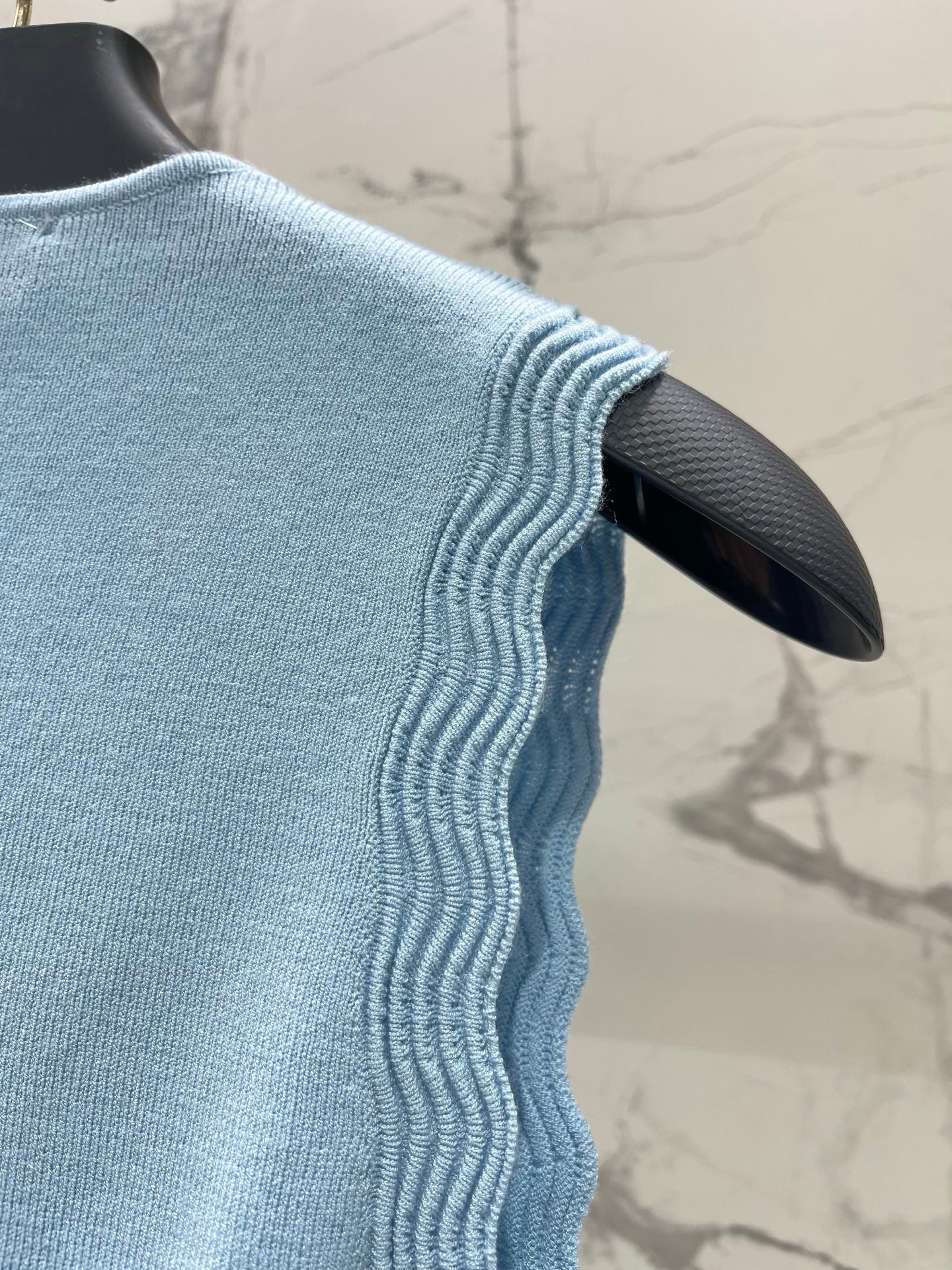 VALENTINO 26S SLEEVELESS V-NECK KNIT TOP 441