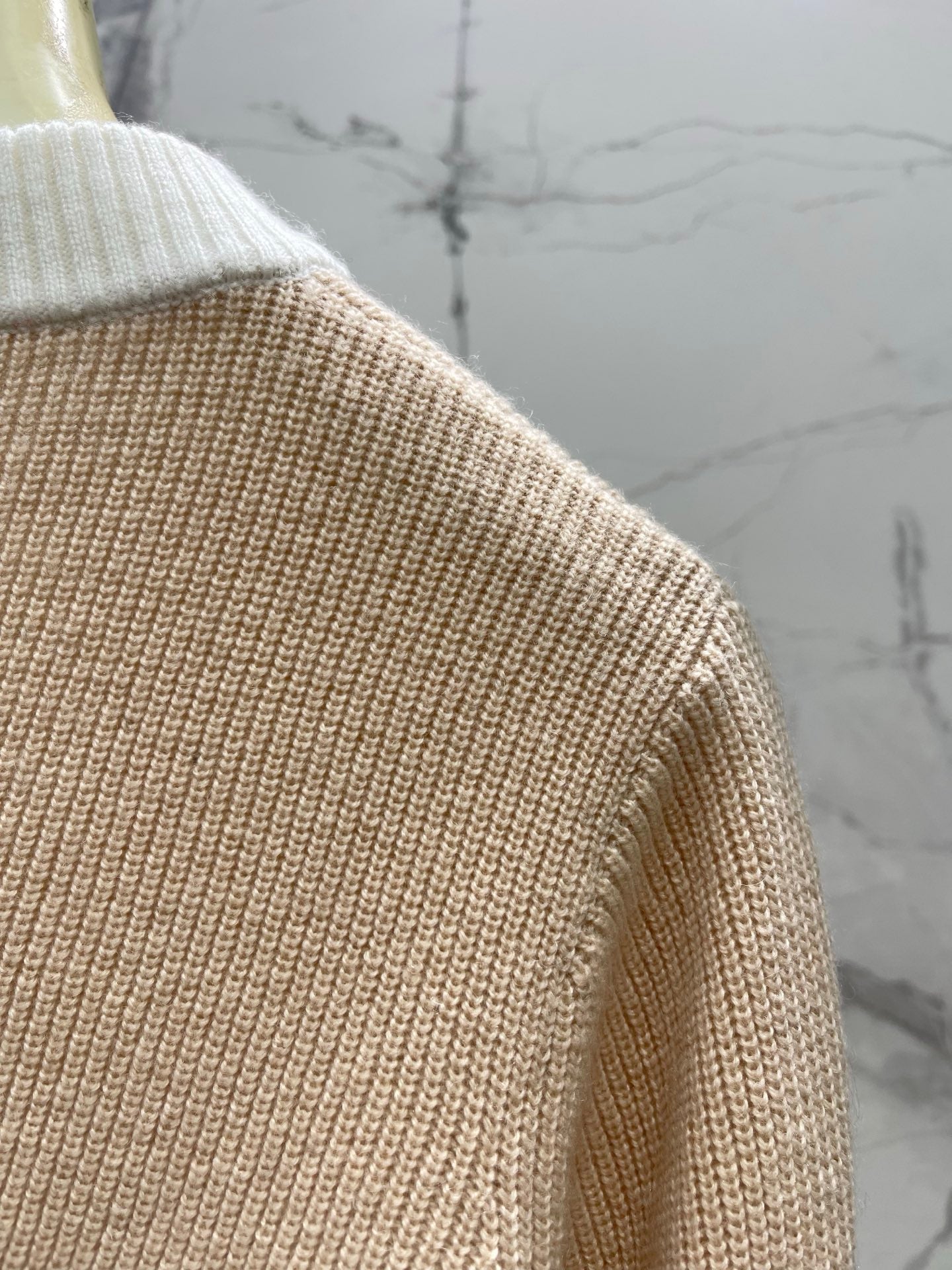 LOEWE 26S V-NECK KNITTED SWEATER 554