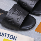 LV 26S FLAT SLIDE SANDALS IN BLACK CALFSKIN EMBOSSED MONOGRAM LOGO