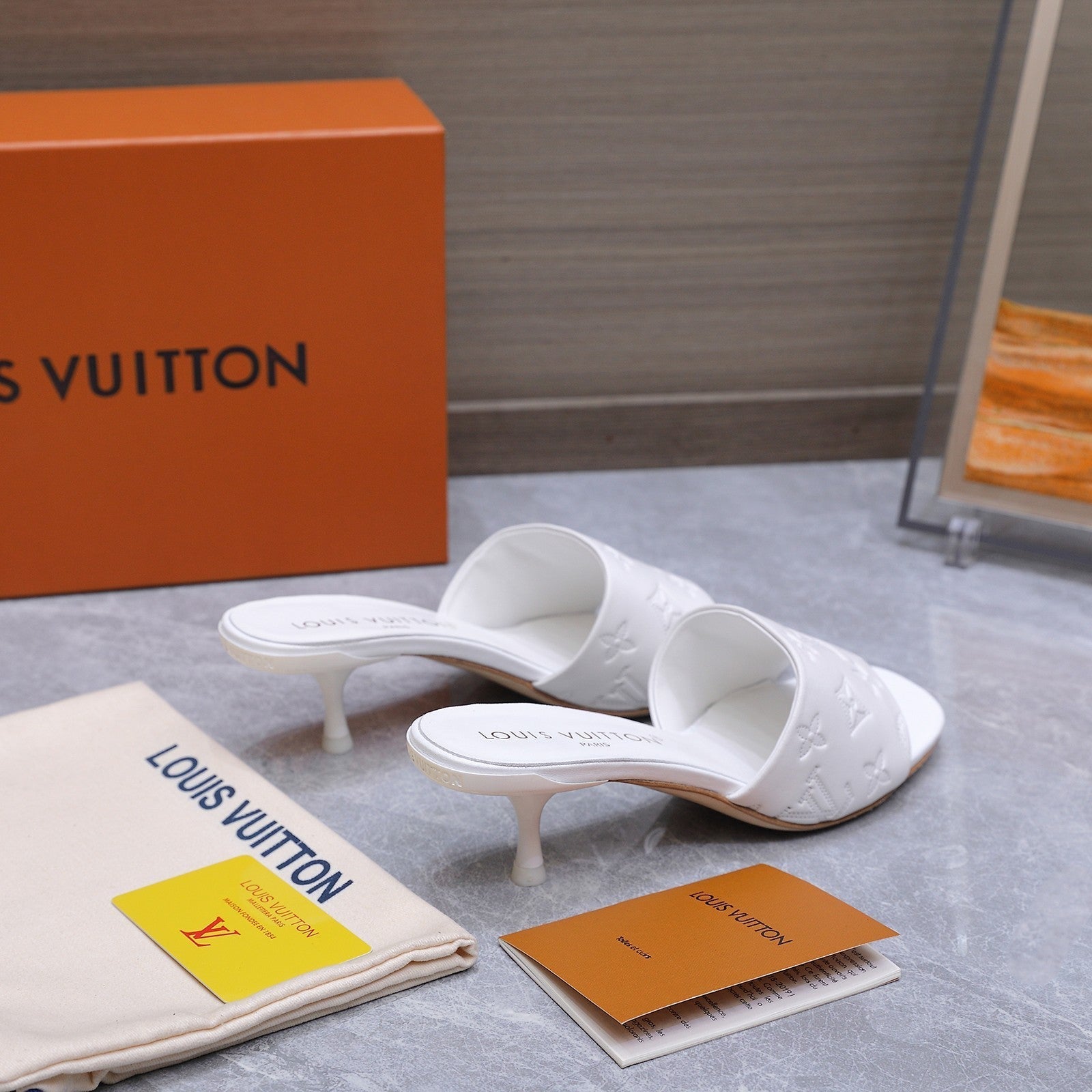 LV 26S 6AM MULE 55MM IN WHITE CALFSKIN EMBOSSED MONOGRAM LOGO
