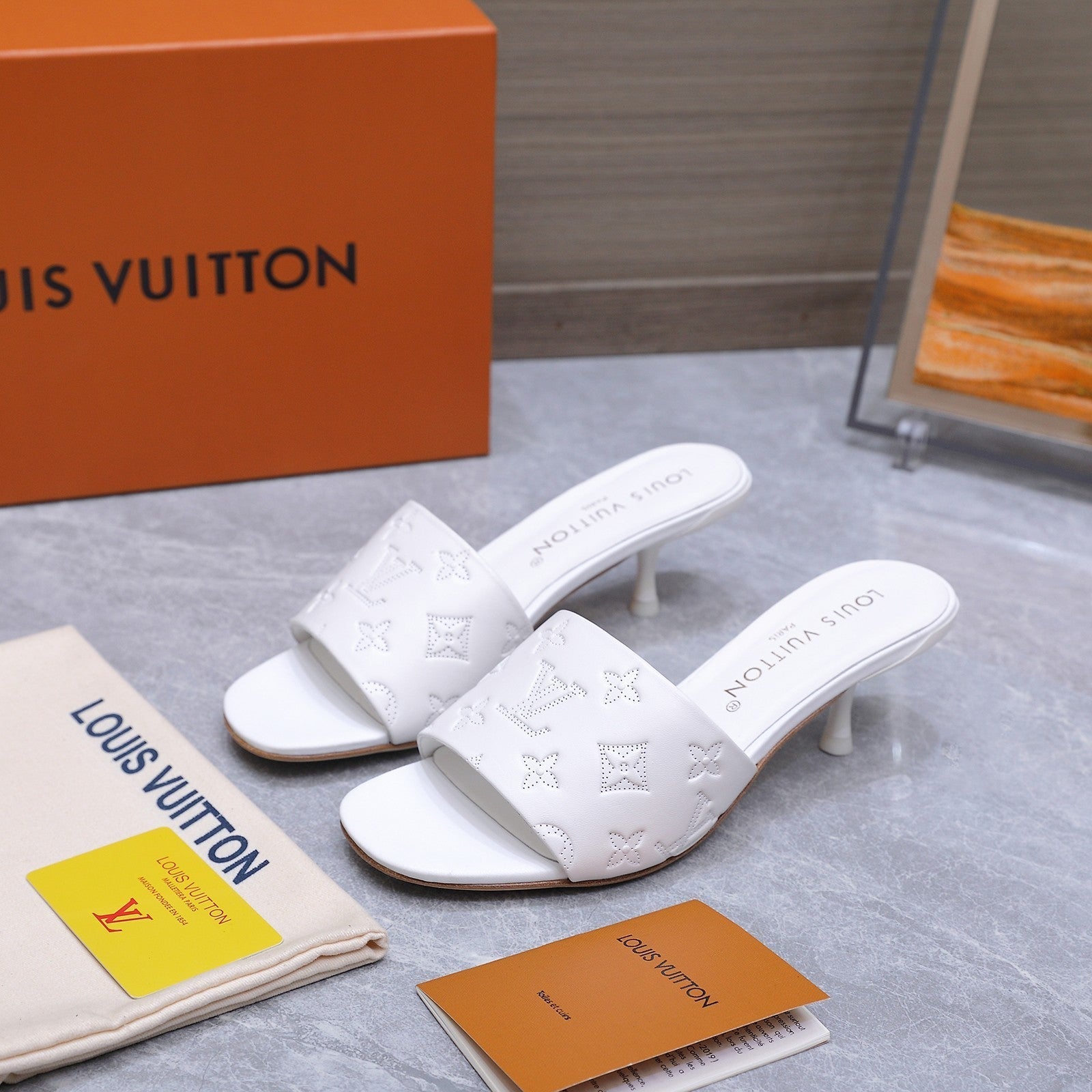 LV 26S 6AM MULE 55MM IN WHITE CALFSKIN EMBOSSED MONOGRAM LOGO