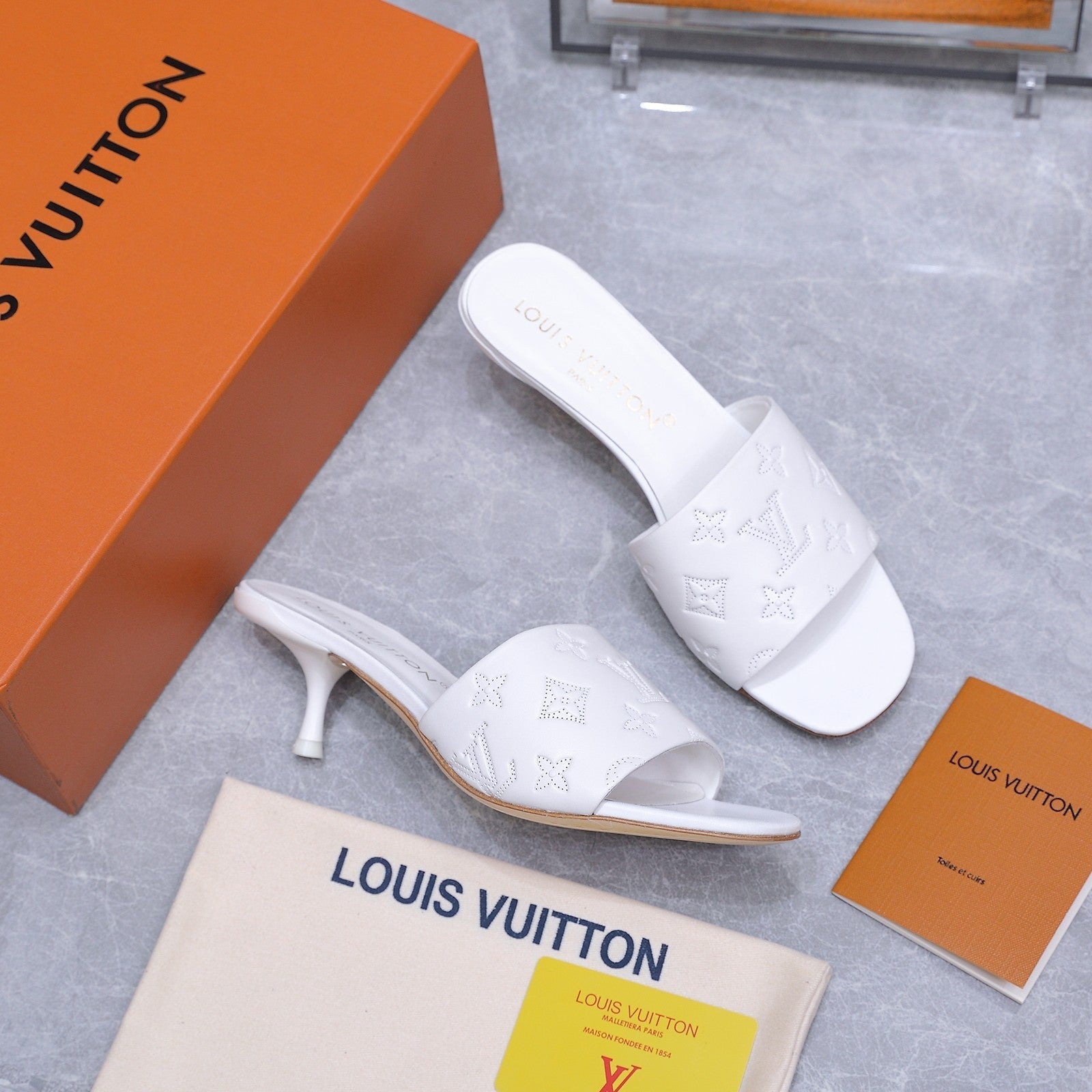 LV 26S 6AM MULE 55MM IN WHITE CALFSKIN EMBOSSED MONOGRAM LOGO