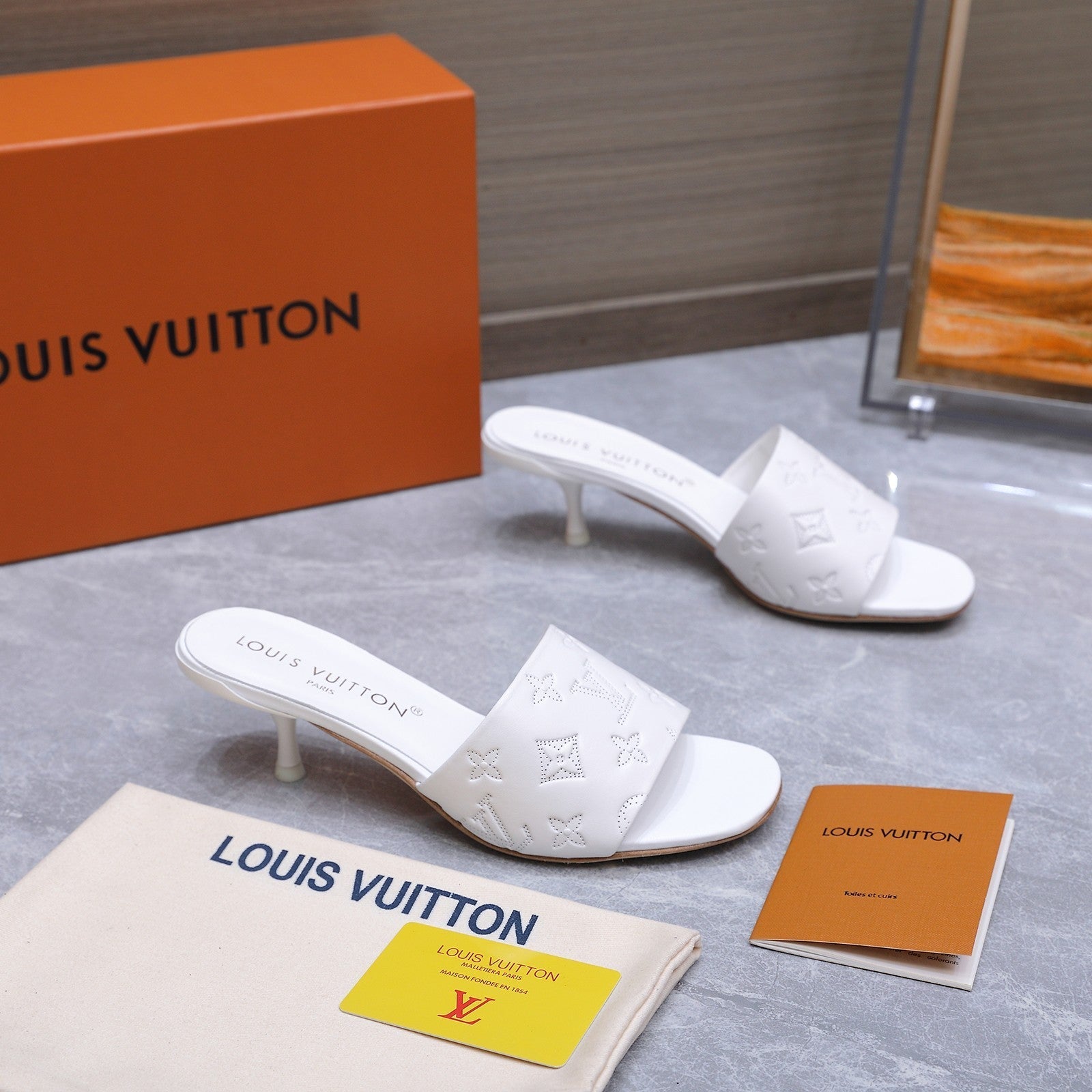 LV 26S 6AM MULE 55MM IN WHITE CALFSKIN EMBOSSED MONOGRAM LOGO