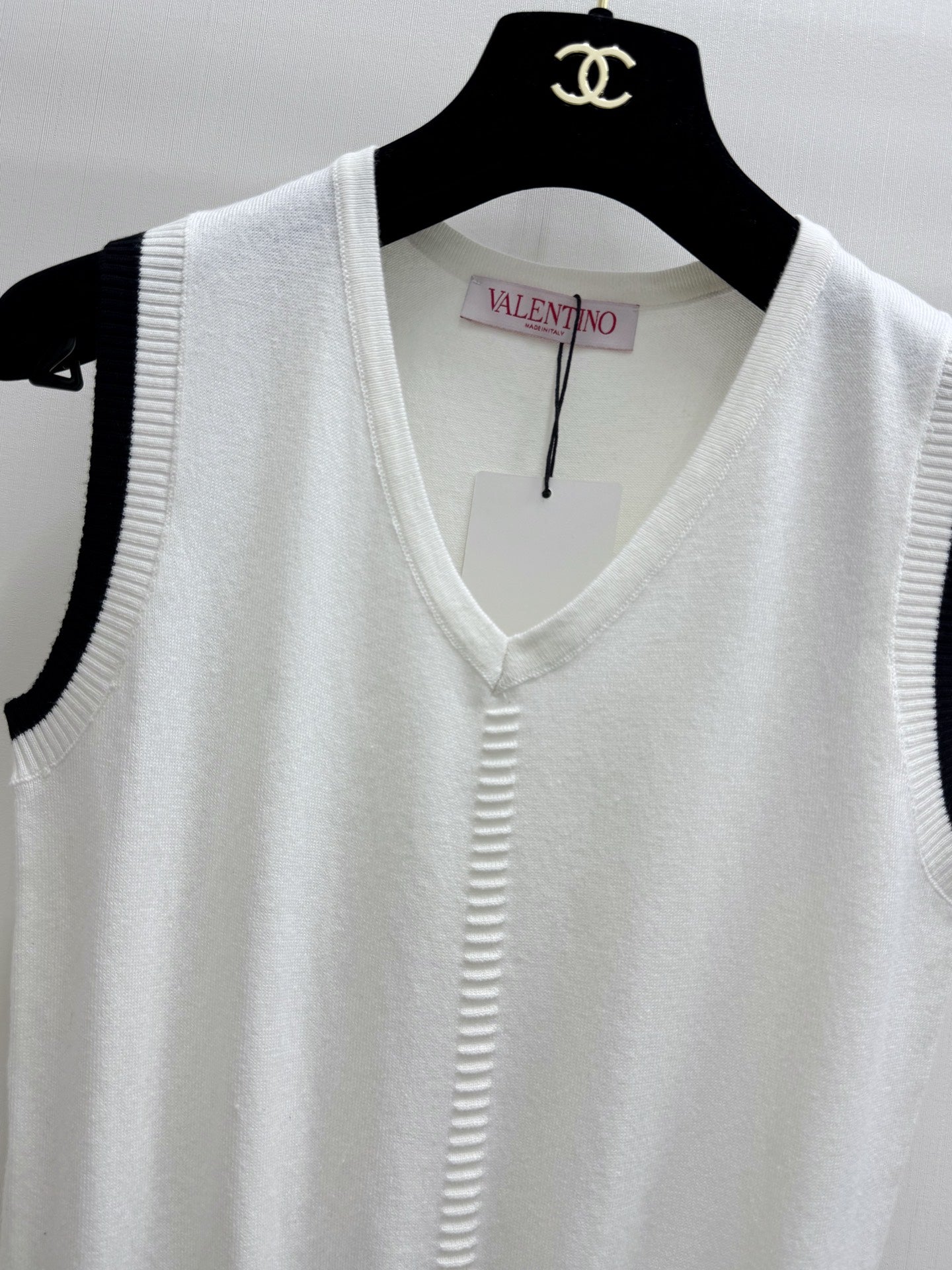 VALENTINO 26S SLEEVELESS V-NECK KNIT TOP 435