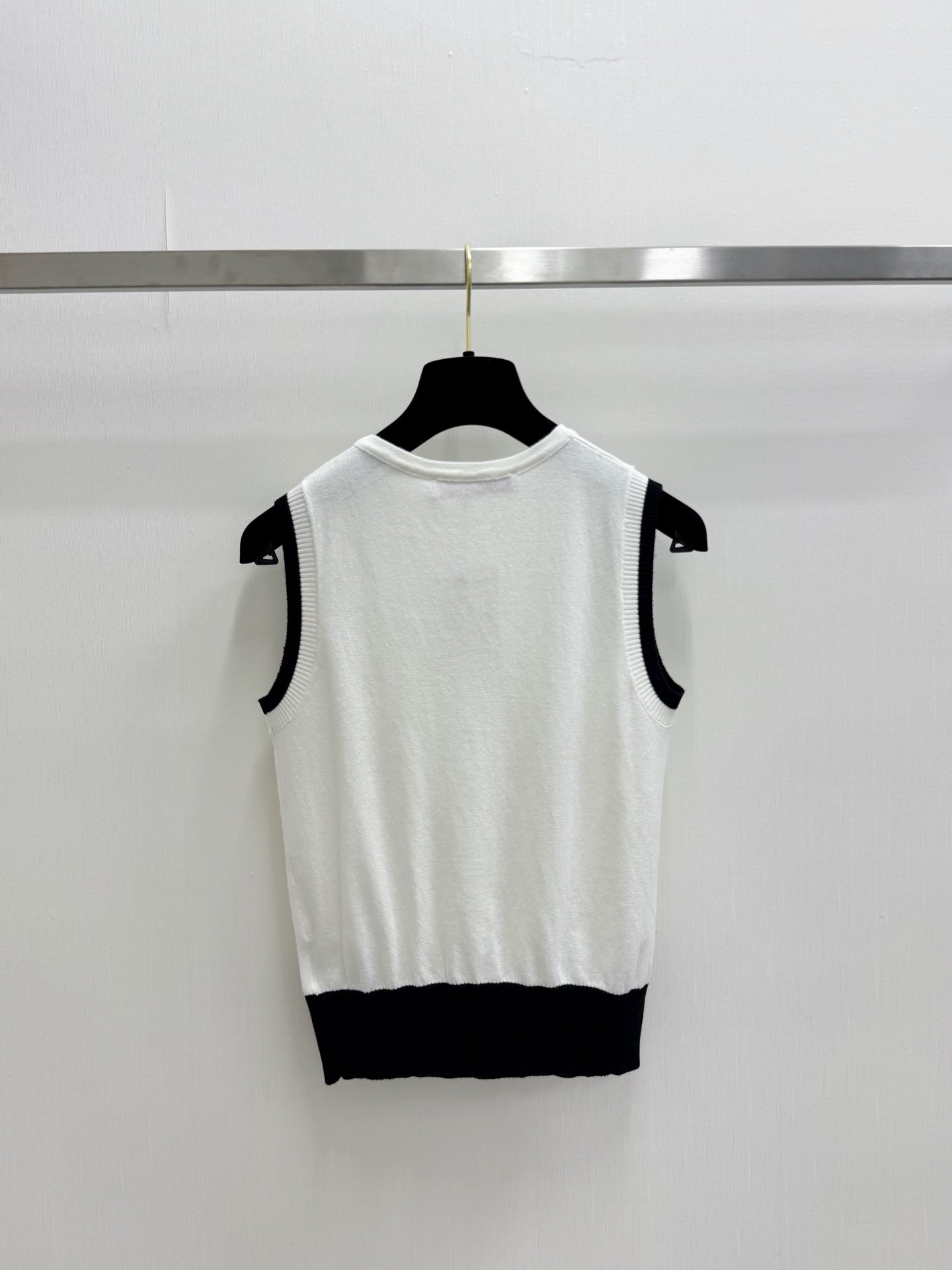 VALENTINO 26S SLEEVELESS V-NECK KNIT TOP 435