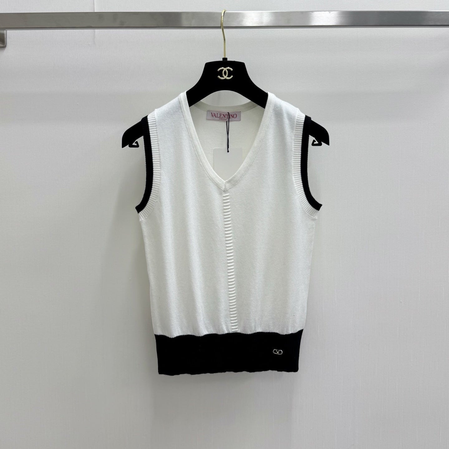 VALENTINO 26S SLEEVELESS V-NECK KNIT TOP 435