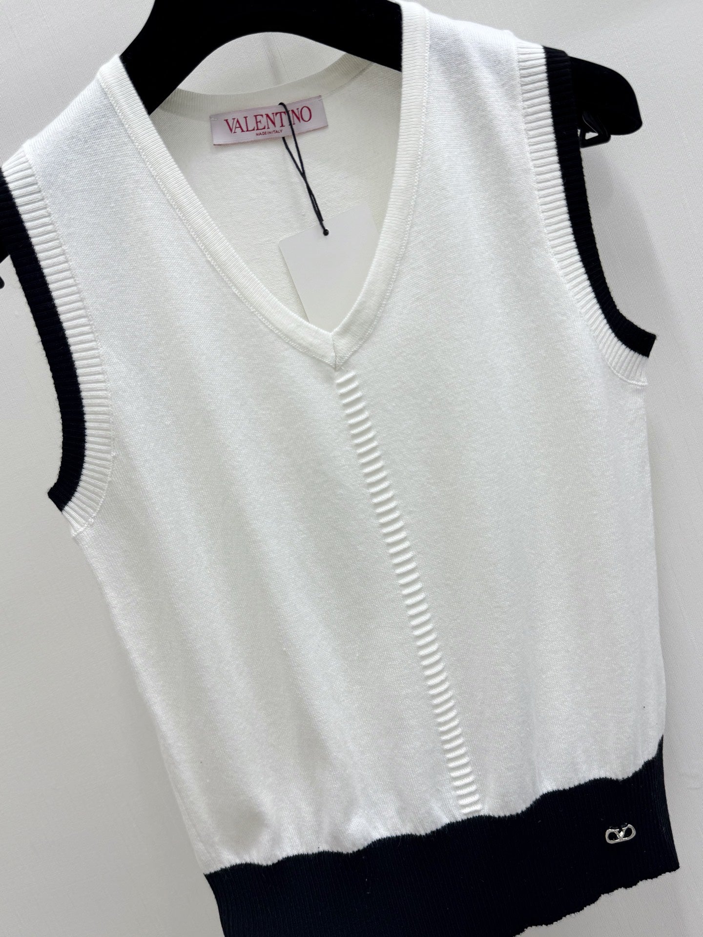 VALENTINO 26S SLEEVELESS V-NECK KNIT TOP 435