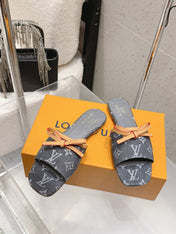 LV 26S FLAT MULE SANDALS IN BLACK MONOGRAM DENIM WITH CALFSKIN BOW