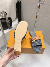LV 26S FLAT MULE SANDALS IN BLACK MONOGRAM DENIM WITH CALFSKIN BOW