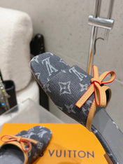 LV 26S FLAT MULE SANDALS IN BLACK MONOGRAM DENIM WITH CALFSKIN BOW