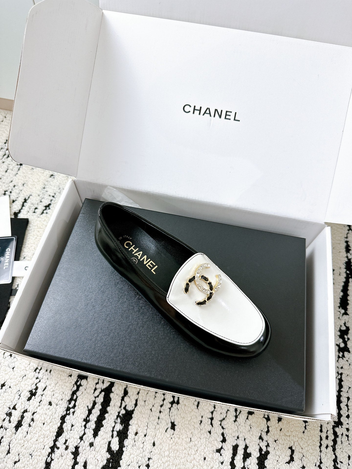 LOAFERS IN WHITE AND BLACK CALFSKIN HARDWARE WITH ROCK MIX CHAIN