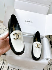 LOAFERS IN WHITE AND BLACK CALFSKIN HARDWARE WITH ROCK MIX CHAIN