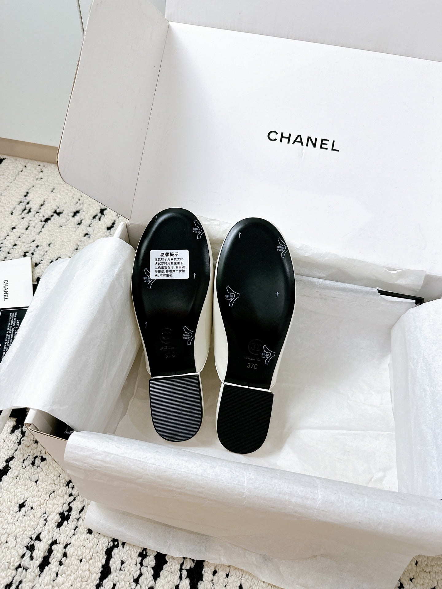 CC FLAT MULE IN WHITE CALFSKIN HARDWARE WITH ROCK MIX CHAIN