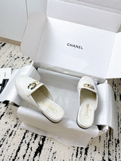 CC FLAT MULE IN WHITE CALFSKIN HARDWARE WITH ROCK MIX CHAIN