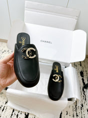 CC FLAT MULE IN BLACK CALFSKIN HARDWARE WITH ROCK MIX CHAIN