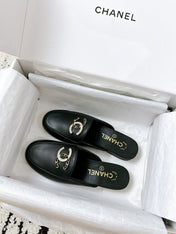 CC FLAT MULE IN BLACK CALFSKIN HARDWARE WITH ROCK MIX CHAIN