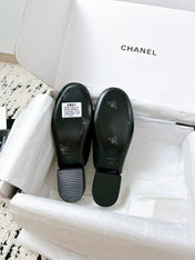 CC FLAT MULE IN BLACK CALFSKIN HARDWARE WITH ROCK MIX CHAIN