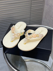 THONG SLIPPERS IN CREAM WHITE SOFT LEATHER WITH LOGO STICKER DETAIL