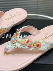 THONG SLIPPERS IN LIGHT PINK SOFT LEATHER WITH LOGO STICKER DETAIL