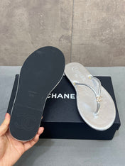 CHANEL 26S FLIP FLOPS IN SILVER CALFSKIN CC LOGO